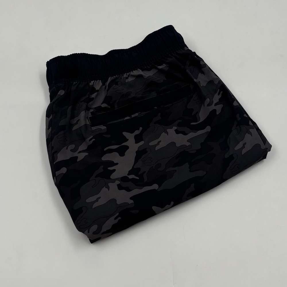 Leg3nd Discovery Mens XL Camo Athletic Shorts Gray Black Zipper Pocket Stretch